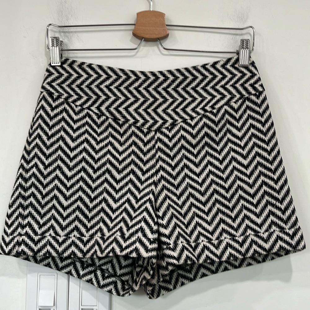 Reiss Zig Zag High Rise Back Zipper Black White Short size 4